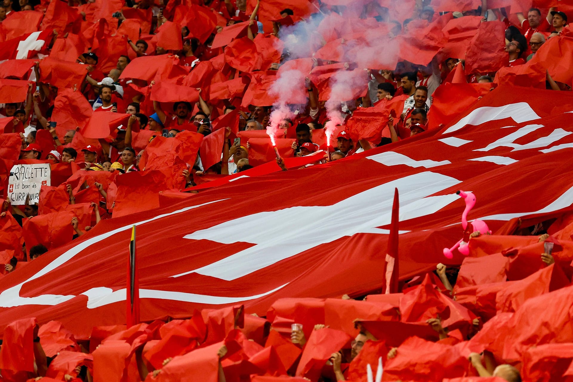 23.06.2024, Fussball, Euro 2024, Vorrunde, Schweiz Deutschland, GER, Frankfurt, Stadium Bild: v. li. Pyro, Pyrotechnik, Rauchtöpfe, Bengalos, pyrotechnics, smoke bombs, bei den Schweizer Fans, *** 23 06 2024, Football, Euro 2024, Preliminary round, Switzerland - Germany, GER, Frankfurt, Stadium Bild v li Pyro, Pyrotechnik, Rauchöpfe, Bengalos,