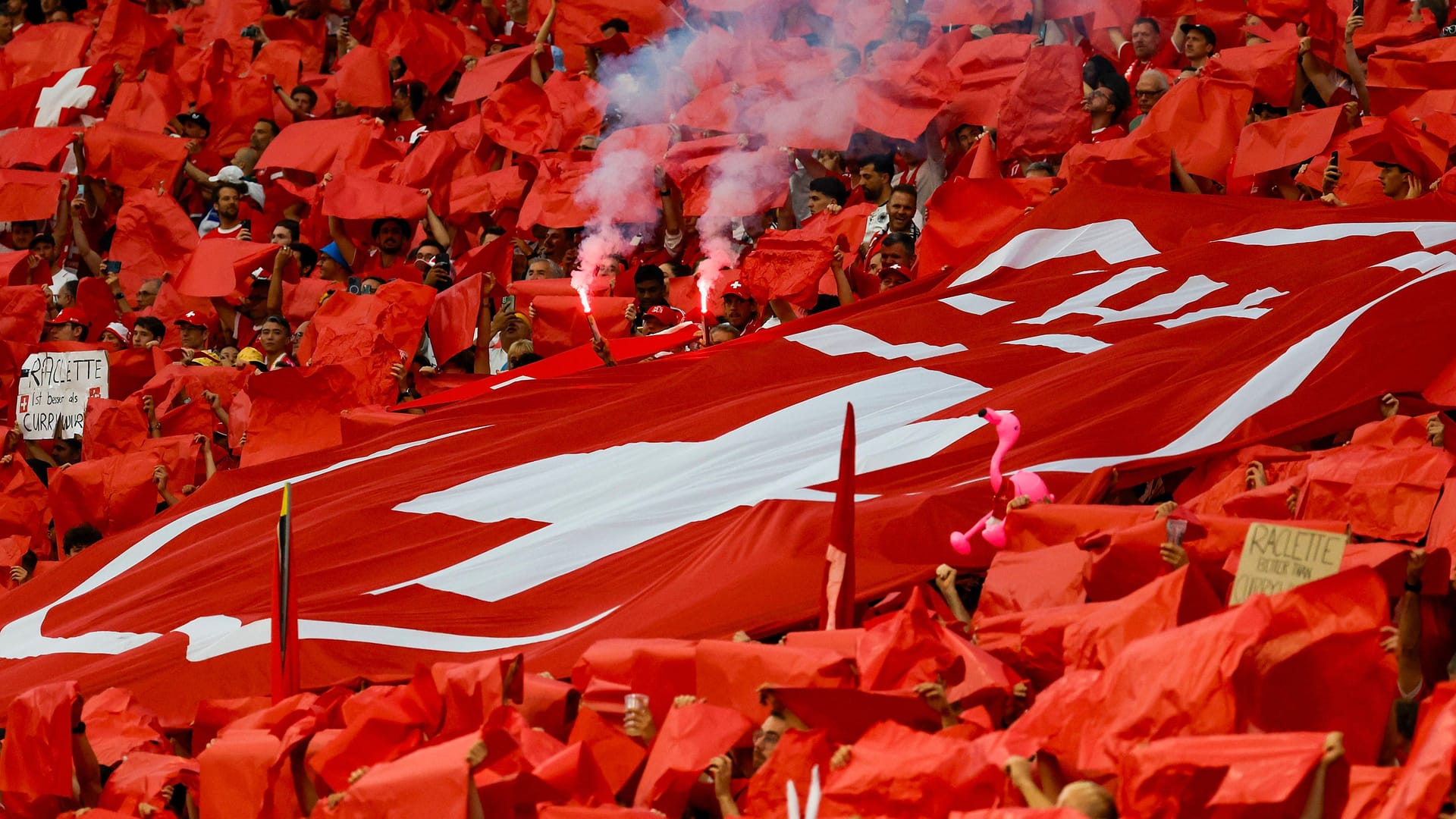 23.06.2024, Fussball, Euro 2024, Vorrunde, Schweiz Deutschland, GER, Frankfurt, Stadium Bild: v. li. Pyro, Pyrotechnik, Rauchtöpfe, Bengalos, pyrotechnics, smoke bombs, bei den Schweizer Fans, *** 23 06 2024, Football, Euro 2024, Preliminary round, Switzerland - Germany, GER, Frankfurt, Stadium Bild v li Pyro, Pyrotechnik, Rauchöpfe, Bengalos,