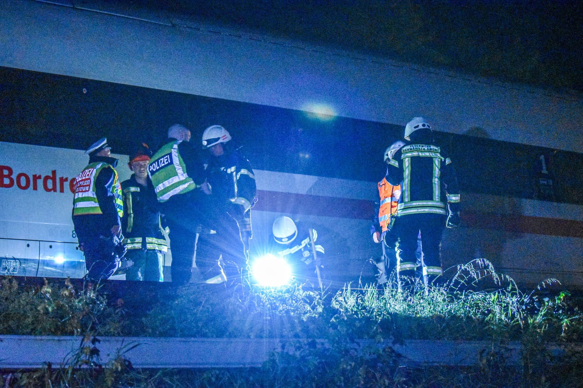 Einsatzkräfte stehen neben einem ICE bei Schwäbisch Gmünd.