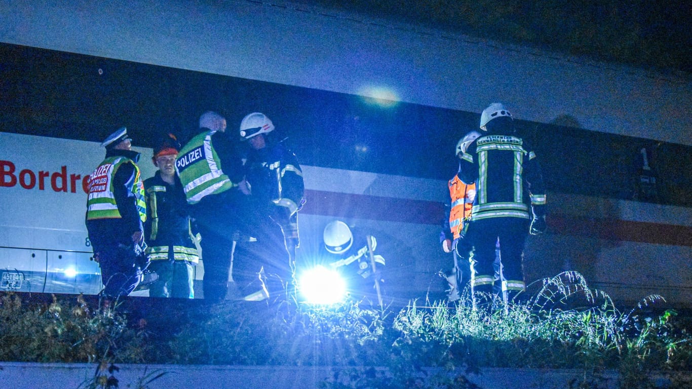 Einsatzkräfte stehen neben einem ICE bei Schwäbisch Gmünd.