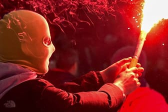 Fan mit brennender Pyrofackel in der Hand (Symbolbild): Zur EM geht ein Lied zur Pyrotechnik viral.