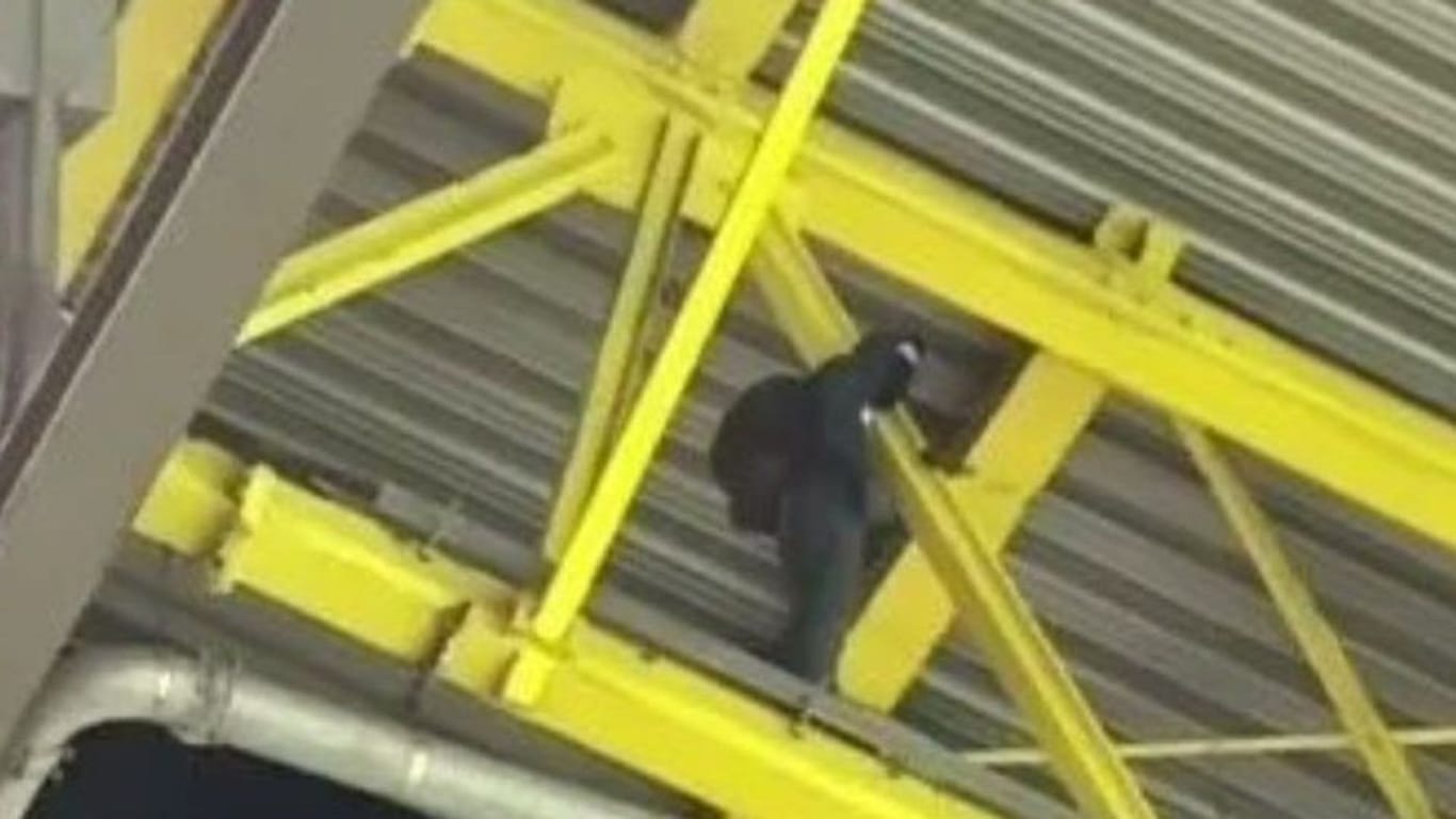 Ein Vermummter kletterte im Dortmunder Stadiondach umher: Er war auf Technikerlaufstegen und in der Verstrebung des Daches unterwegs.