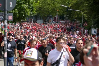 Gigantischer Fanmarsch: Rund 15.000 Ungarn zogen gemeinsam zum Stadion.