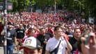 Gigantischer Fanmarsch: Rund 15.000 Ungarn zogen gemeinsam zum Stadion.