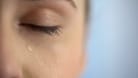 Frau mit Tränen im Auge: Häufig tränende Augen können beunruhigen. Was lässt sich gegen den Tränenfluss tun?