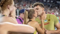 Deutscher Lauf-Star bekommt Kuss im Ziel