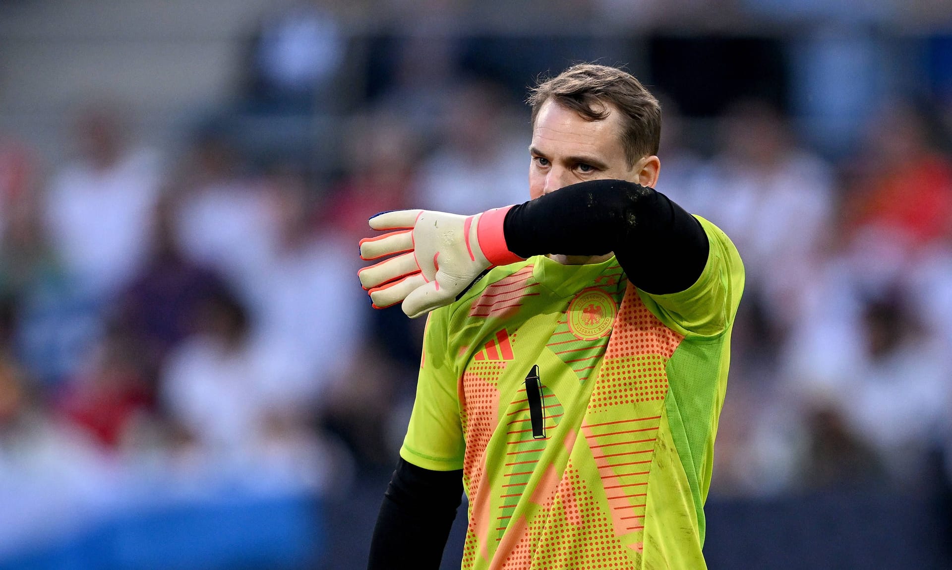 Manuel Neuer: Sensationelle doppelte Rettungstat, als er erst mit dem rechten Fuß und dann mit dem rechten Arm parierte und so die Führung der Gäste verhinderte (6. Minute). Patzte beim 0:1 schlimm, was wieder Wasser auf den Mühlen seiner Kritiker sein wird (34.). Wichtig sein Herauslaufen, um einen Ball abzufangen (49.). Machte gut die kurze Ecke zu (64.). Note 4