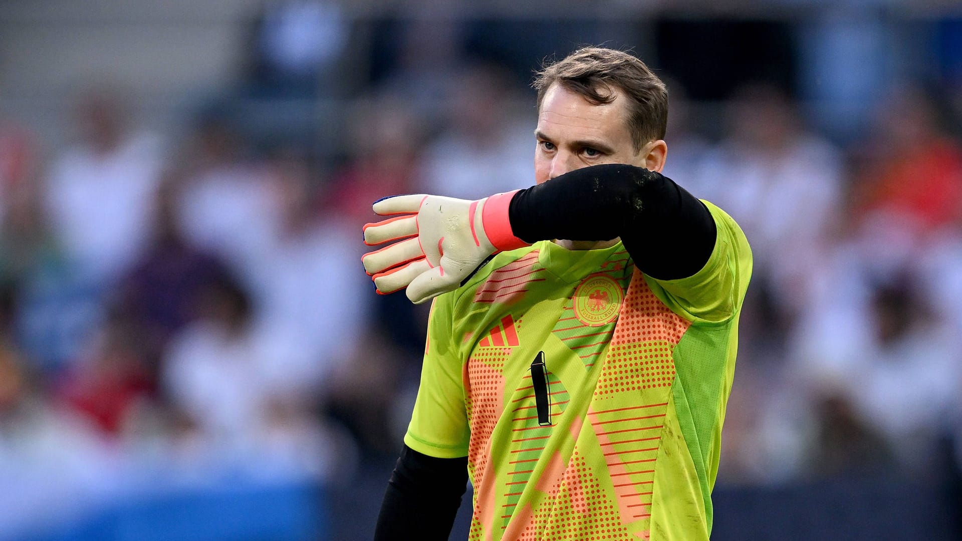 Manuel Neuer: Sensationelle doppelte Rettungstat, als er erst mit dem rechten Fuß und dann mit dem rechten Arm parierte und so die Führung der Gäste verhinderte (6. Minute). Patzte beim 0:1 schlimm, was wieder Wasser auf den Mühlen seiner Kritiker sein wird (34.). Wichtig sein Herauslaufen, um einen Ball abzufangen (49.). Machte gut die kurze Ecke zu (64.). Note 4