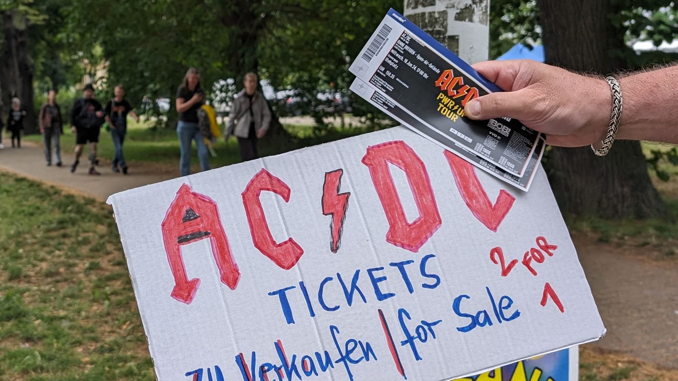 Seit 11 Uhr versucht der 54-Jährige, seine Tickets loszuwerden: Bevor er das erste Ticket verkauft – kauft er sich erstmal ein AC/DC-Fan-Shirt.