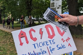 Seit 11 Uhr versucht der 54-Jährige, seine Tickets loszuwerden: Bevor er das erste Ticket verkauft – kauft er sich erstmal ein AC/DC-Fan-Shirt.