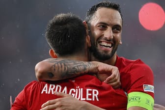 Hakan Çalhanoğlu (r.): Der Mittelfeldmann von Inter ist angeblich ein Kandidat beim FC Bayern.