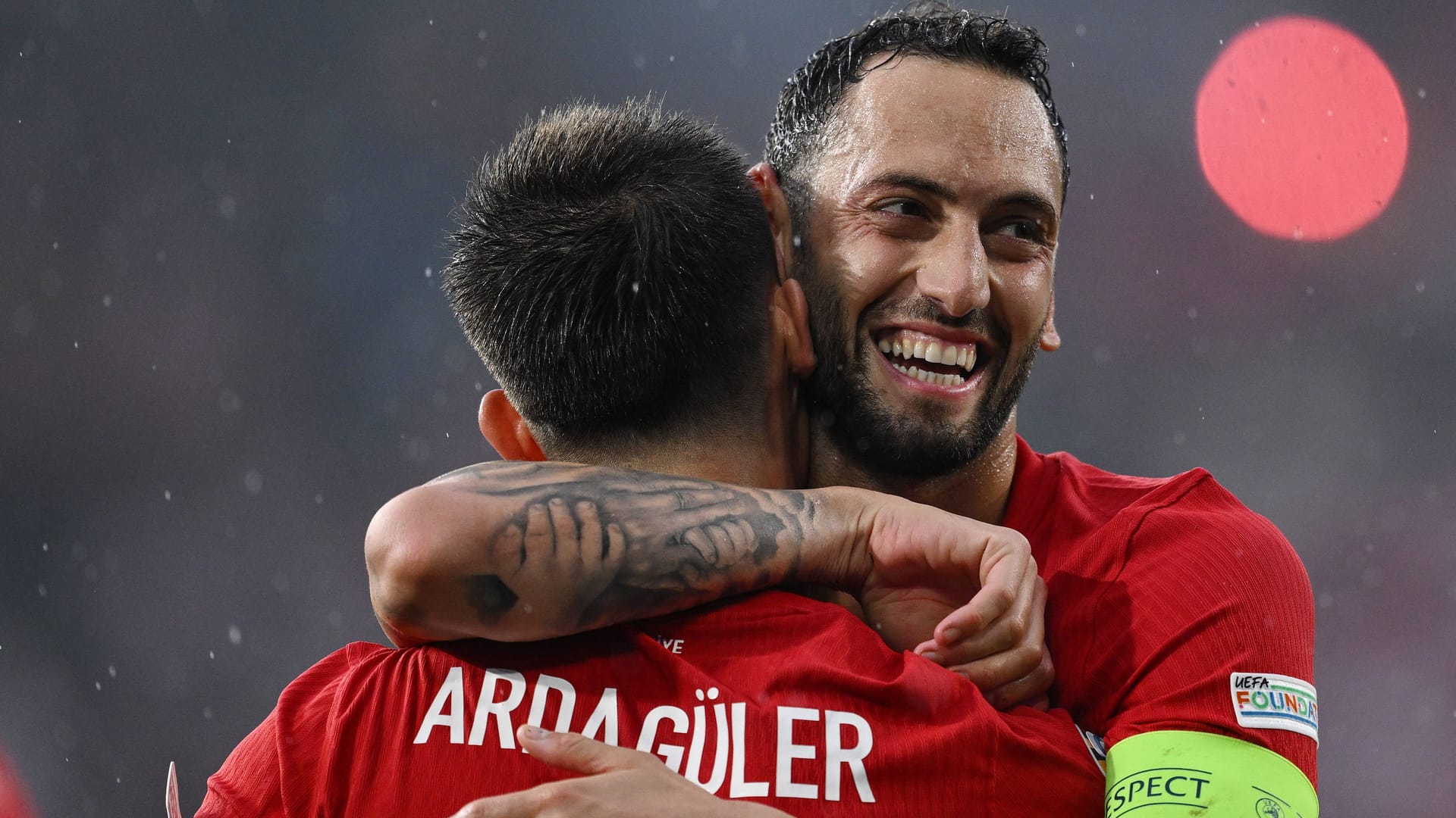 Hakan Çalhanoğlu (r.): Der Mittelfeldmann von Inter ist angeblich ein Kandidat beim FC Bayern.