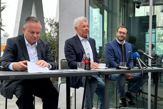 Christian Scharpf neben OB Reiter und Christian Köning (von links) bei der Pressekonferenz am Dienstag.