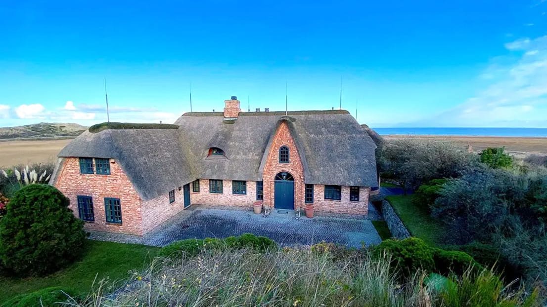 Alleinlage, Reetdach, Meerblick: Deutschlands teuerstes Wohnhaus steht in Kampen auf Sylt.