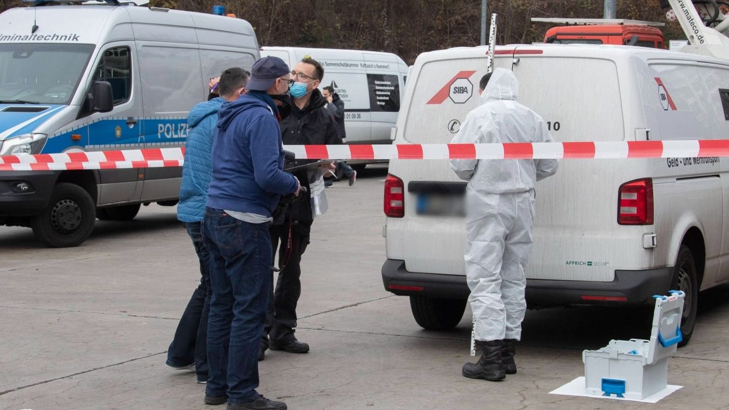 Der überfallene Geldtransporter in Tempelhof (Archivbild): Zwei Personen sind nun angeklagt worden.