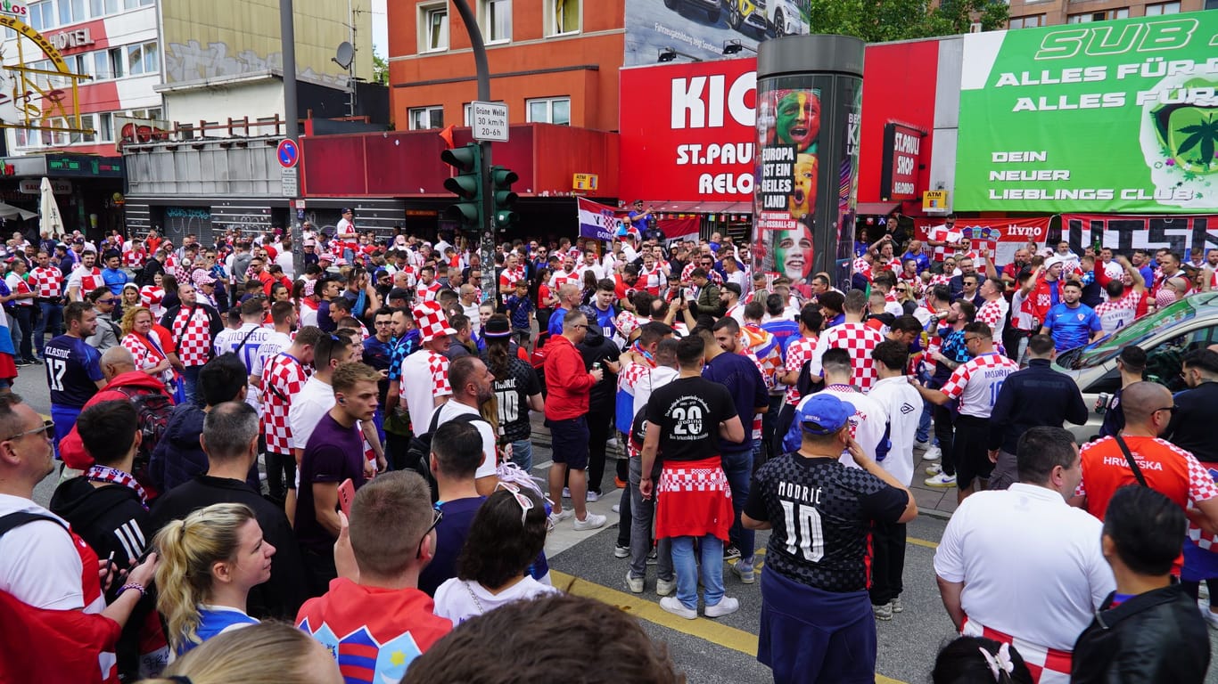Kroatische Fans auf der Reeperbahn: Von dort ist es nicht weit bis zum Public Viewing auf dem Heiligengeistfeld.