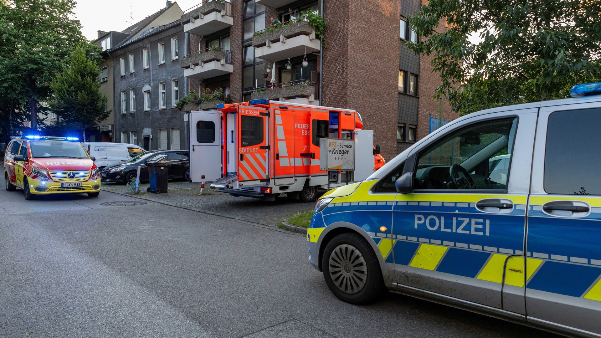 In Alten-Essen stürzte eine Frau vom Balkon. Rettungskräfte (hier im Bild) brachten sie ins Krankenhaus. Am selben Tag stürzte ein Kind aus dem Fenster.