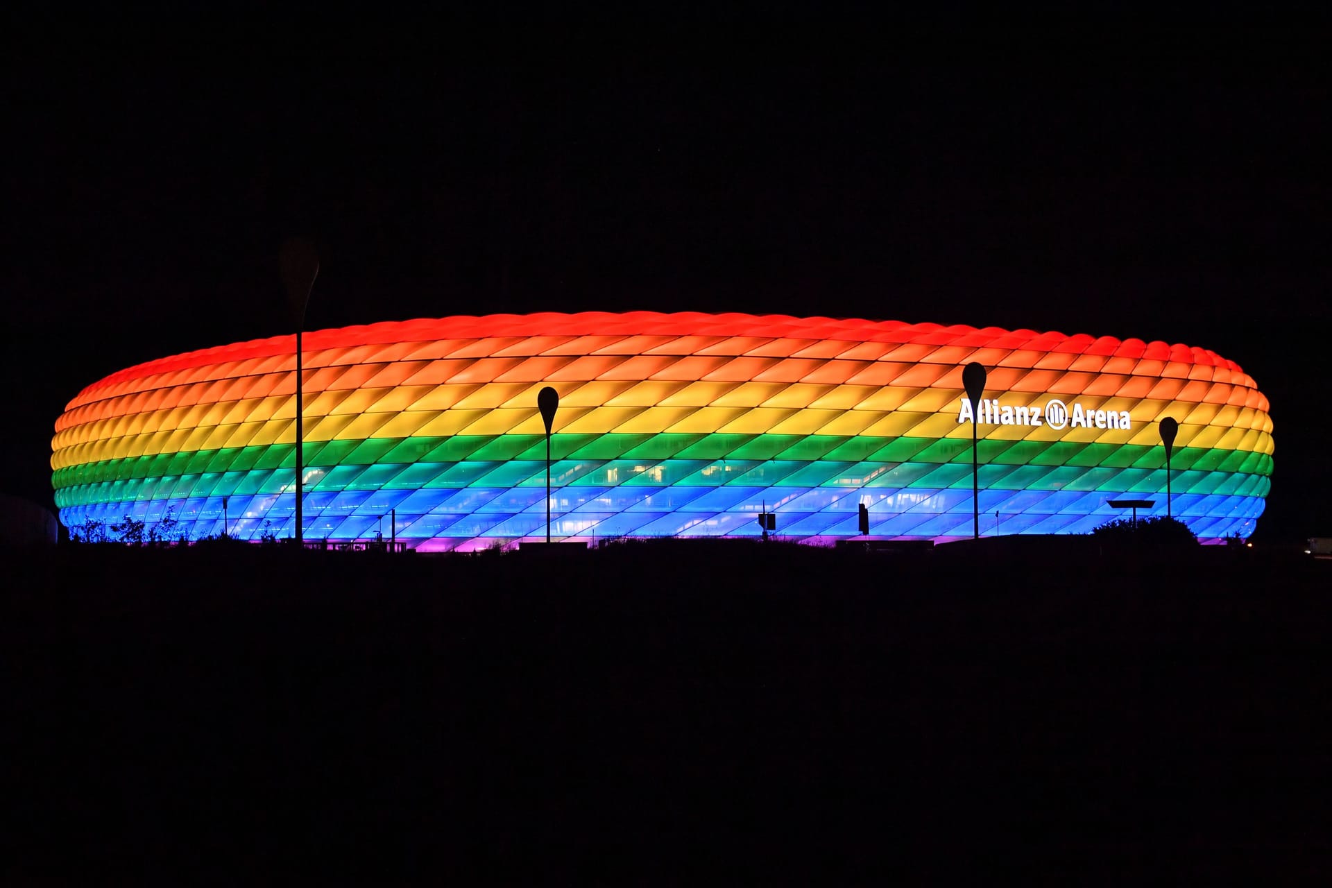 Allianz Arena München / Allianz Arena in Regenbogenfarben beleuchtet / Fußballstadion / München / 16. Juli 2022