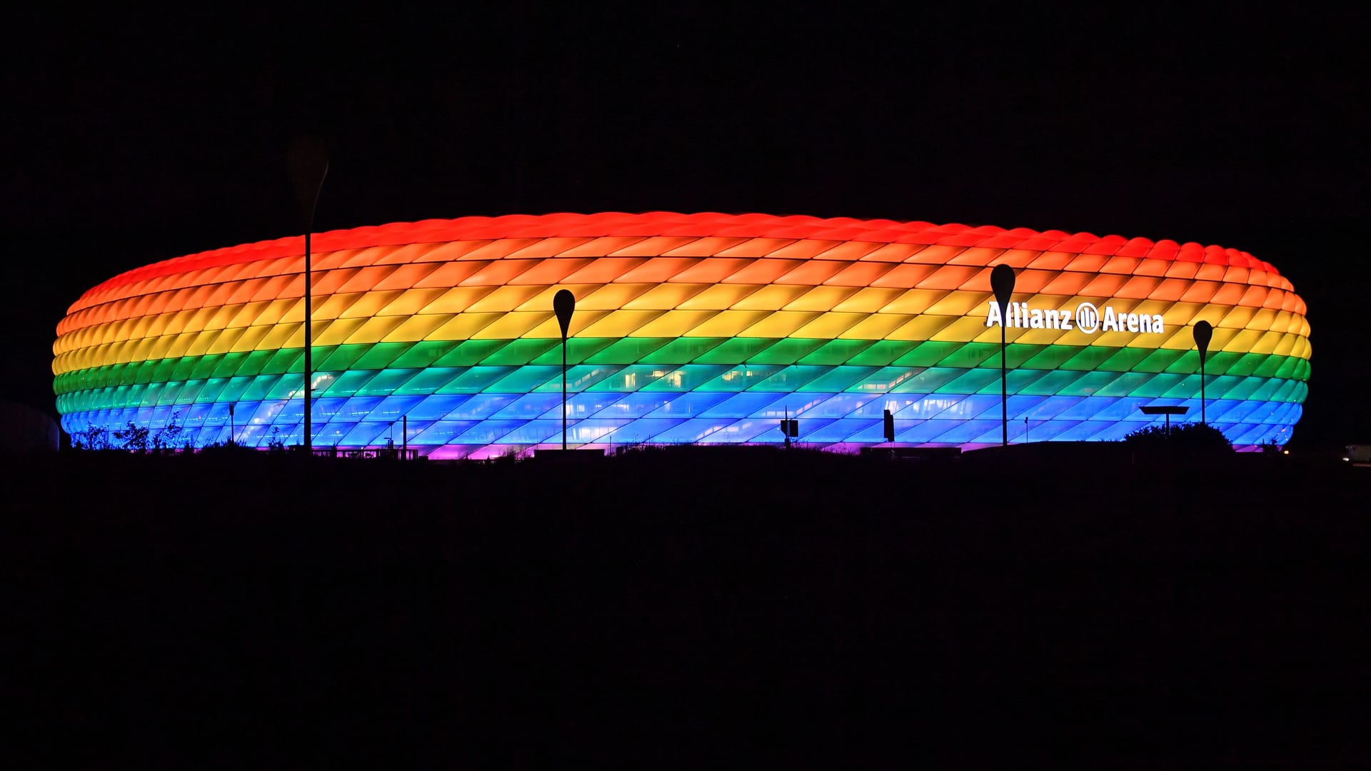 Allianz Arena München / Allianz Arena in Regenbogenfarben beleuchtet / Fußballstadion / München / 16. Juli 2022