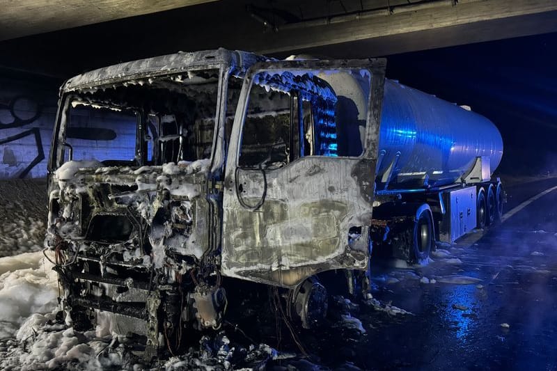 Der abgebrannte Tanklastzug auf der A17: 36.000 Liter Benzin hatte der Laster geladen.