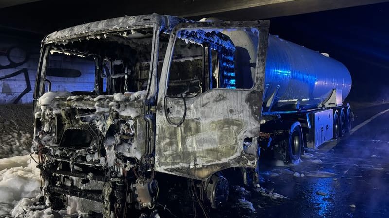 Der abgebrannte Tanklastzug auf der A17: 36.000 Liter Benzin hatte der Laster geladen. Der abgebrannte Tanklastzug auf der A17: 36.000 Liter Benzin hatte der Laster geladen.