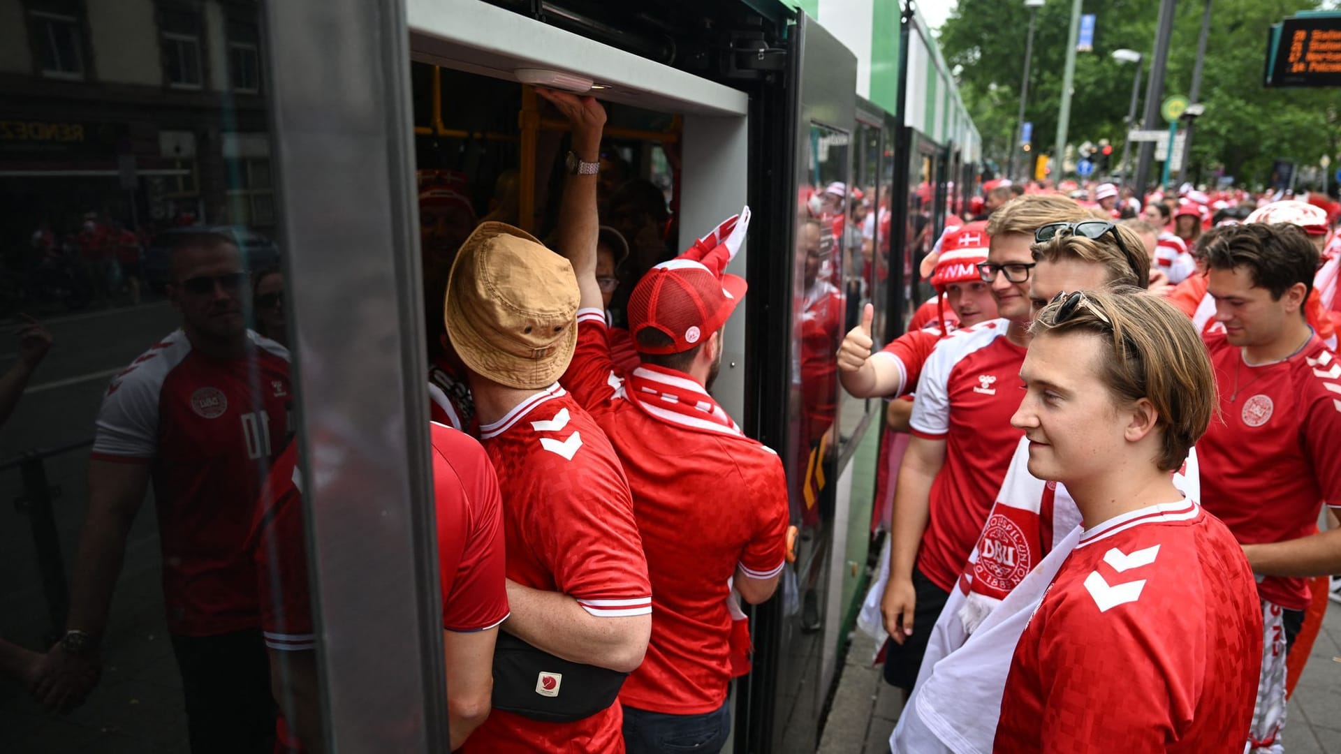 SOCCER-EURO-DNK-ENG/FANS