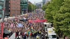 Zu einer großen Demonstration haben sich am Freitagnachmittag tausende Menschen in Hamburg versammelt: Aufgerufen hatte dazu ein breites Bündnis aus Parteien, Gewerkschaften, Unternehmensverbänden, Kirchen und Umweltorganisationen.