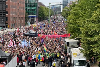 Zu einer großen Demonstration haben sich am Freitagnachmittag tausende Menschen in Hamburg versammelt: Aufgerufen hatte dazu ein breites Bündnis aus Parteien, Gewerkschaften, Unternehmensverbänden, Kirchen und Umweltorganisationen.