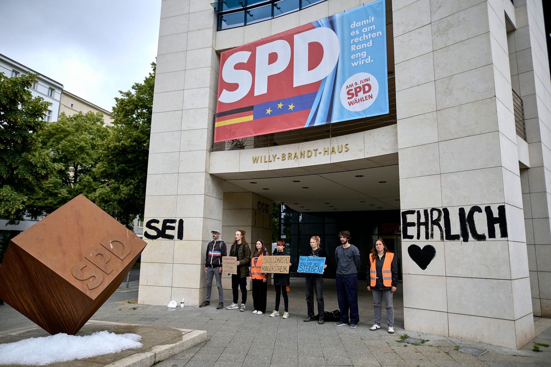 "Sei ehrlich": Die "Letzte Generation" unterstützt den Hungerstreik im Invalidenpark.