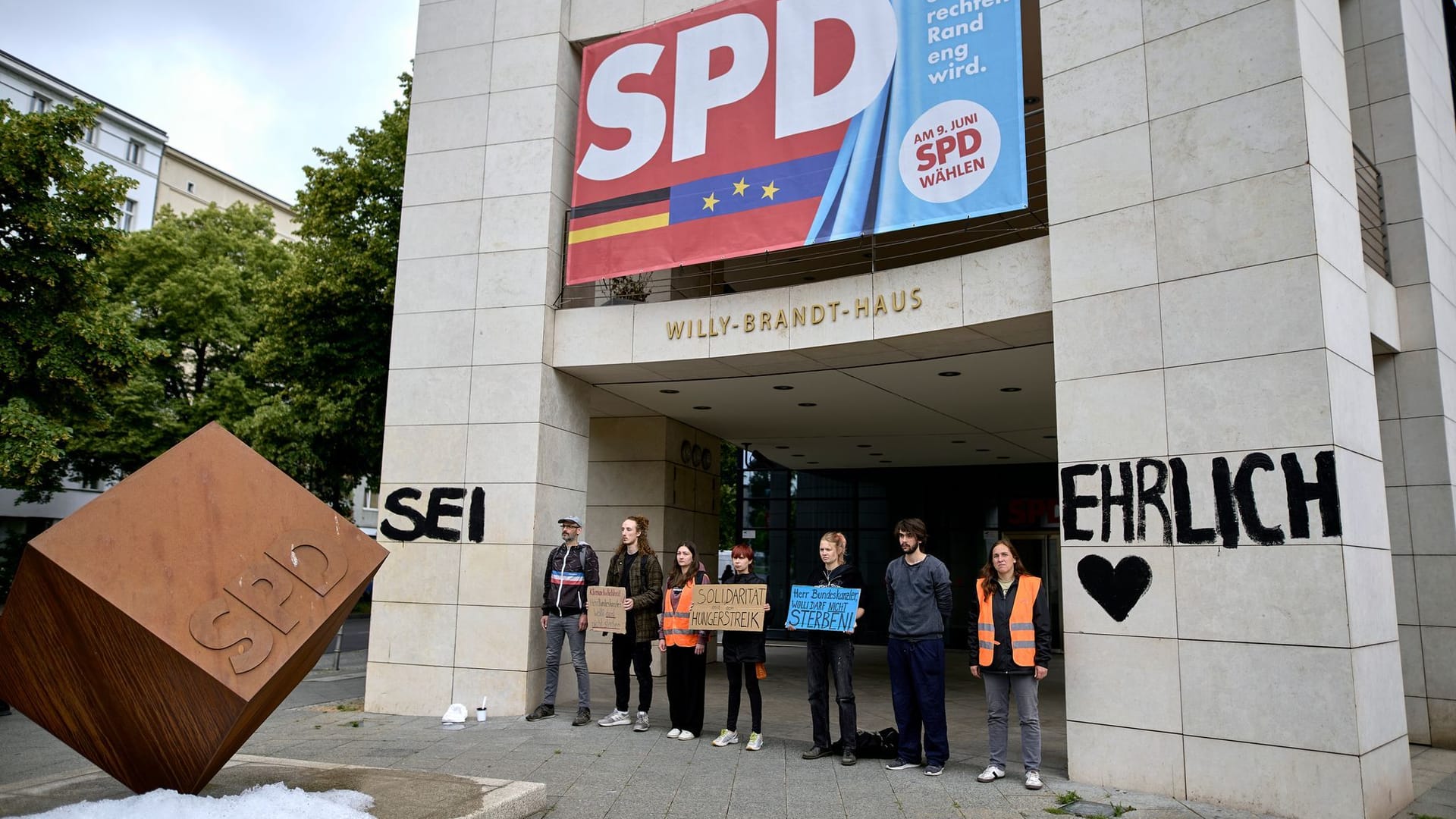 "Sei ehrlich": Die "Letzte Generation" unterstützt den Hungerstreik im Invalidenpark.