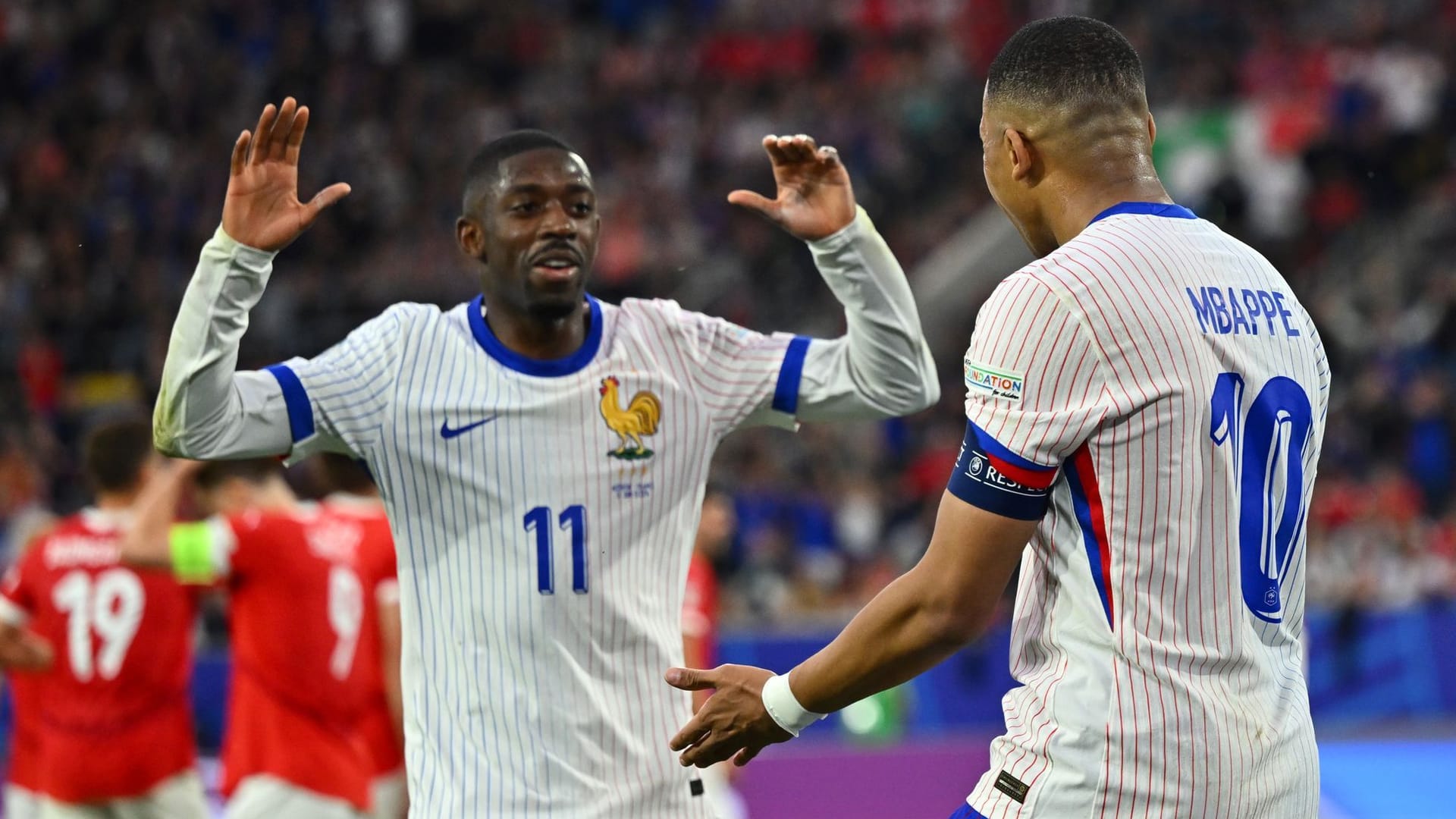 Ousmane Dembélé (l.) und Kylian Mbappé: Die beiden Frankreich-Stars feiern das 1:0 gegen Österreich.