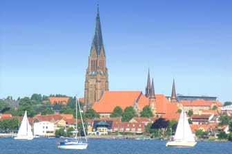 Schleswig lockt mit einem hübschen Altstadtkern und viel Historie.