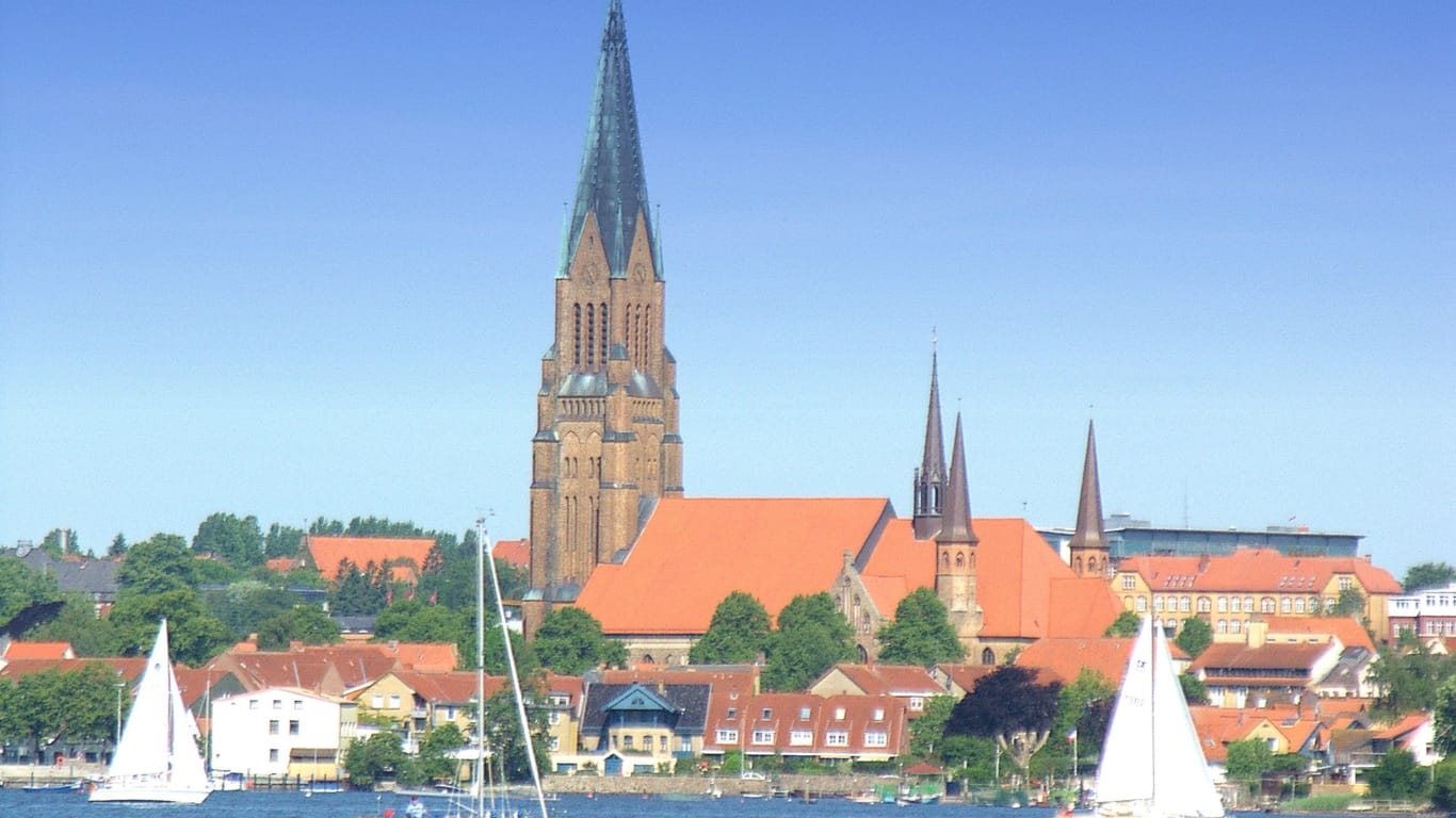 Schleswig lockt mit einem hübschen Altstadtkern und viel Historie.