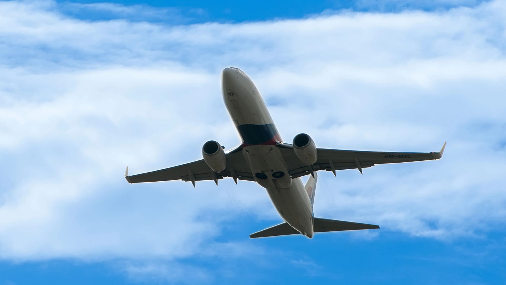 Eine Boeing 737 fliegt (Archivbild): Nach dem Start in Dortmund musste sie schnell wieder umkehren.