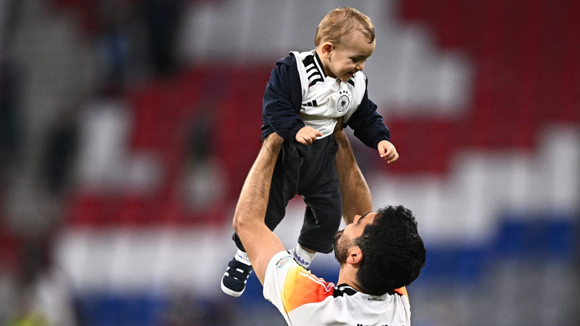 Ilkay Gündogan hält seinen Sohn Kais nach dem Spiel hoch.