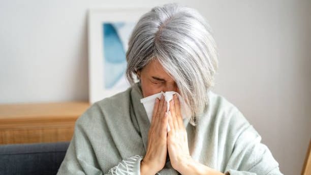 Schnupfen, Husten, Heiserkeit: In den Sommermonaten ist das Erkrankungsrisiko etwas geringer. Meist steigen die RSV-Fallzahlen im Herbst stark an.