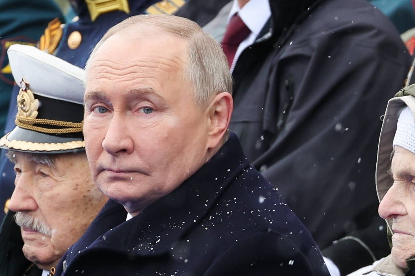 Wladimir Putin bei der Parade am Roten Platz (Archivbild): Er soll dabei eine Schutzweste getragen haben.
