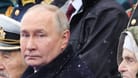 Wladimir Putin bei der Parade am Roten Platz (Archivbild): Er soll dabei eine Schutzweste getragen haben.