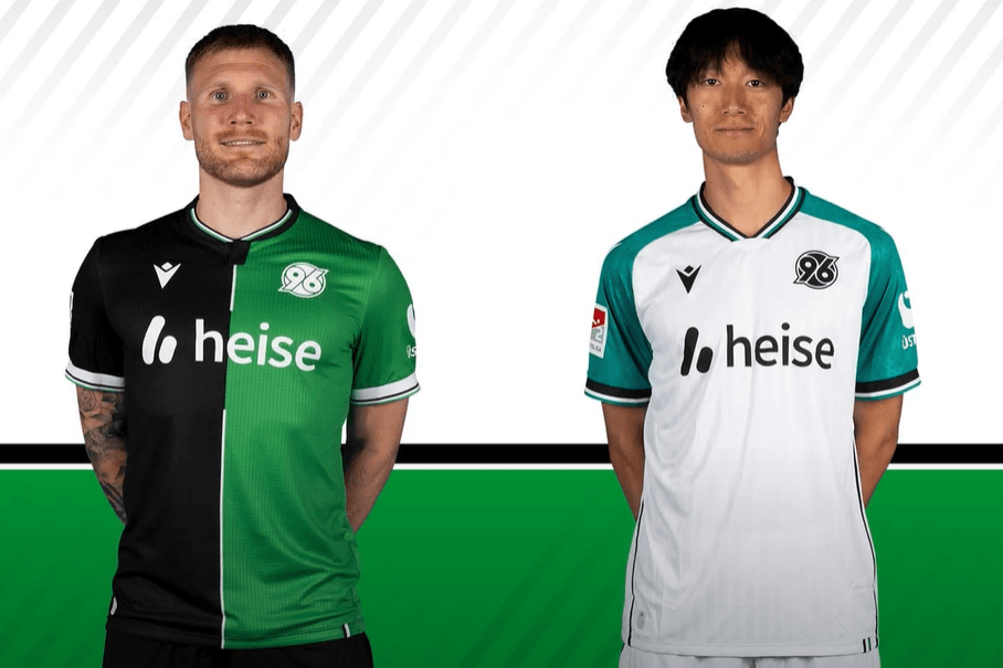 Neue Arbeitskleidung für Hannover 96: Andreas Voglsammer (l.) zeigt das Auswärtstrikot, Sei Muroya (r.) das Ausweichshirt.