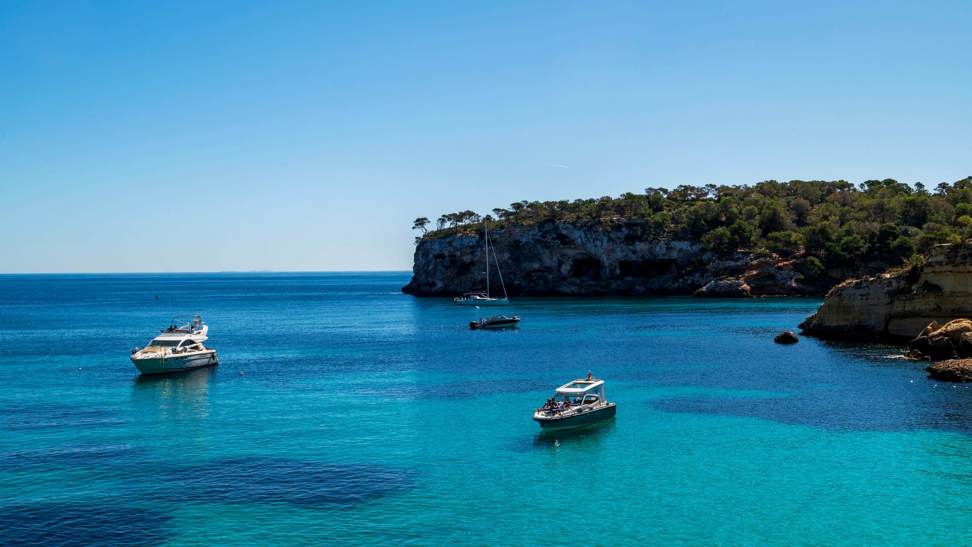 Boote ankern in einer Bucht auf Mallorca (Symbolbild): Ein Urlauber aus Brandenburg ist bei einer Bootstour auf der Insel Anfang Juni ertrunken.