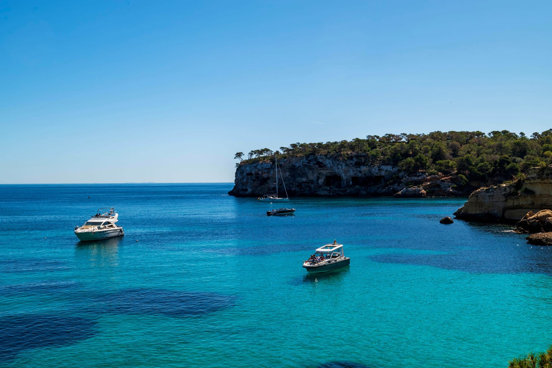 Boote ankern in einer Bucht auf Mallorca (Symbolbild): Ein Urlauber aus Brandenburg ist bei einer Bootstour auf der Insel Anfang Juni ertrunken.