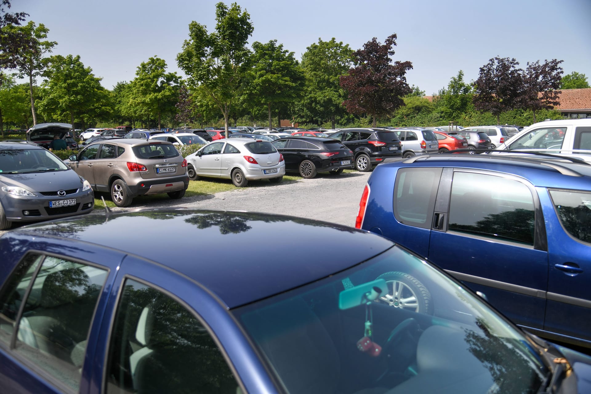 Parken im Sommer: Leicht Entzündliches und Technik sollten nicht im Auto bleiben. Und Kinder oder Tiere lässt man natürlich keinesfalls zurück.