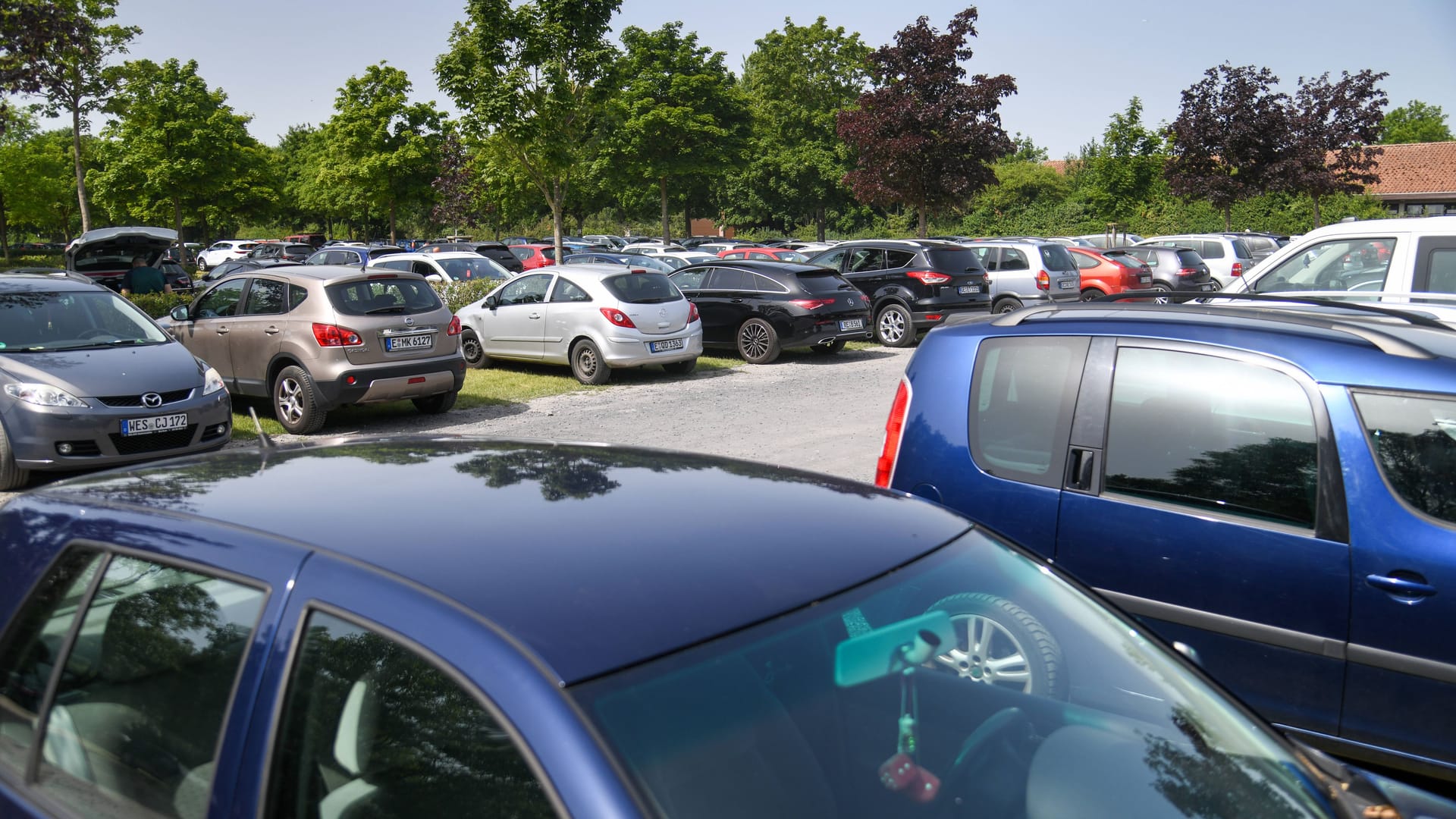 Parken im Sommer: Leicht Entzündliches und Technik sollten nicht im Auto bleiben. Und Kinder oder Tiere lässt man natürlich keinesfalls zurück.