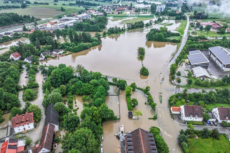 Pfaffenhofen an der Ilm: Luftbildaufnahmen zeigen die über die Ufer getretene Ilm.