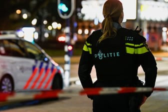 Niederländische Polizistin (Symbolbild): In Rotterdam wurde ein Sprengsatz in ein Haus geworfen.
