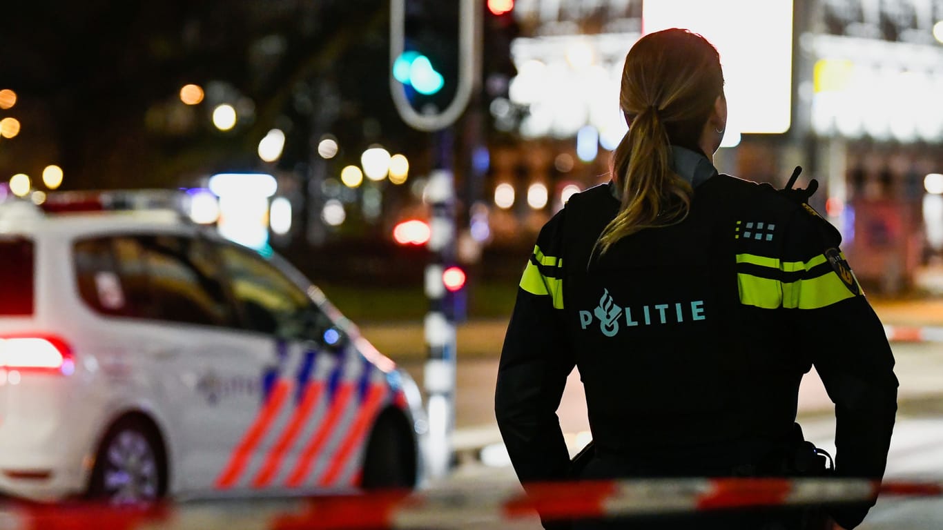 Niederländische Polizistin (Symbolbild): In Rotterdam wurde ein Sprengsatz in ein Haus geworfen.