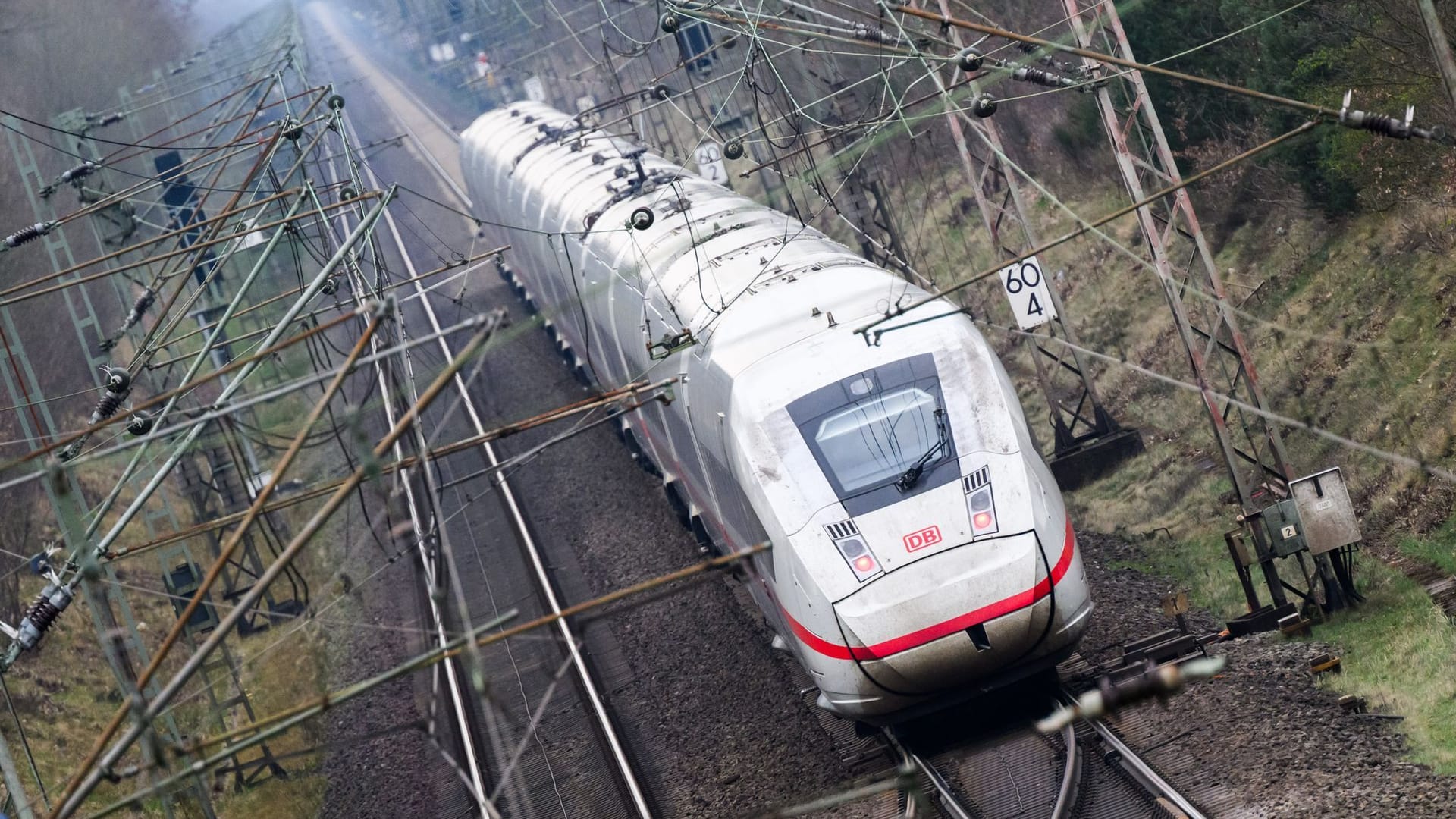 ICE fährt auf der Bahntrasse zwischen Hannover und Hamburg (Archivbild): Starkregen in der vergangenen Woche hatte den Schaden verursacht.