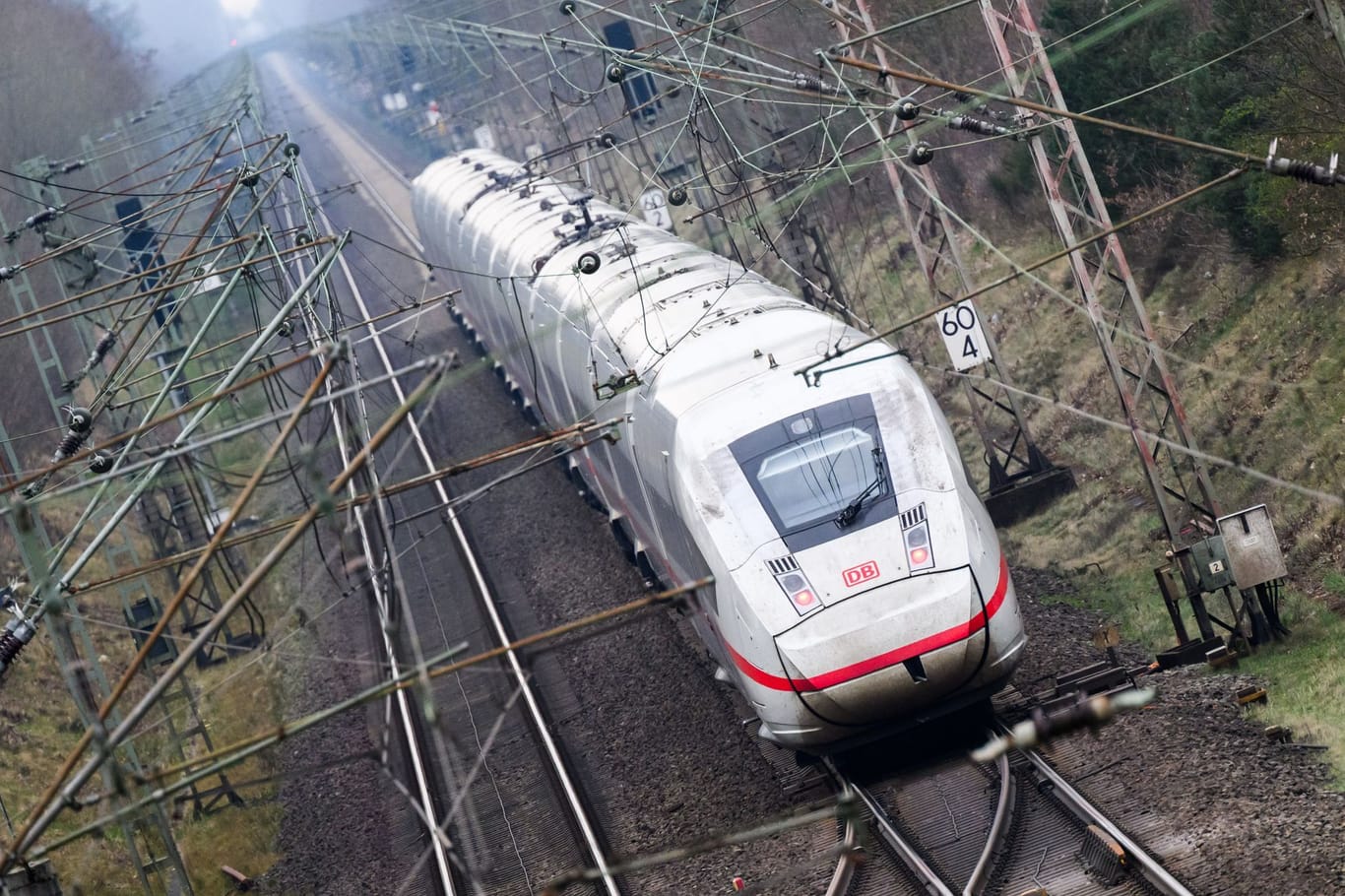 ICE fährt auf der Bahntrasse zwischen Hannover und Hamburg (Archivbild): Starkregen in der vergangenen Woche hatte den Schaden verursacht.