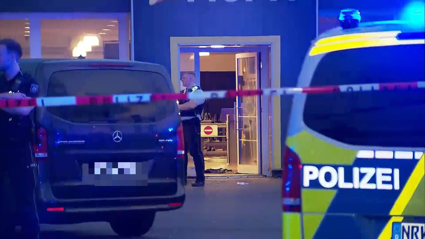 Tatort in einer Dortmund McFit-Filiale: Die Polizei sicherte am Abend den Tatort ab.