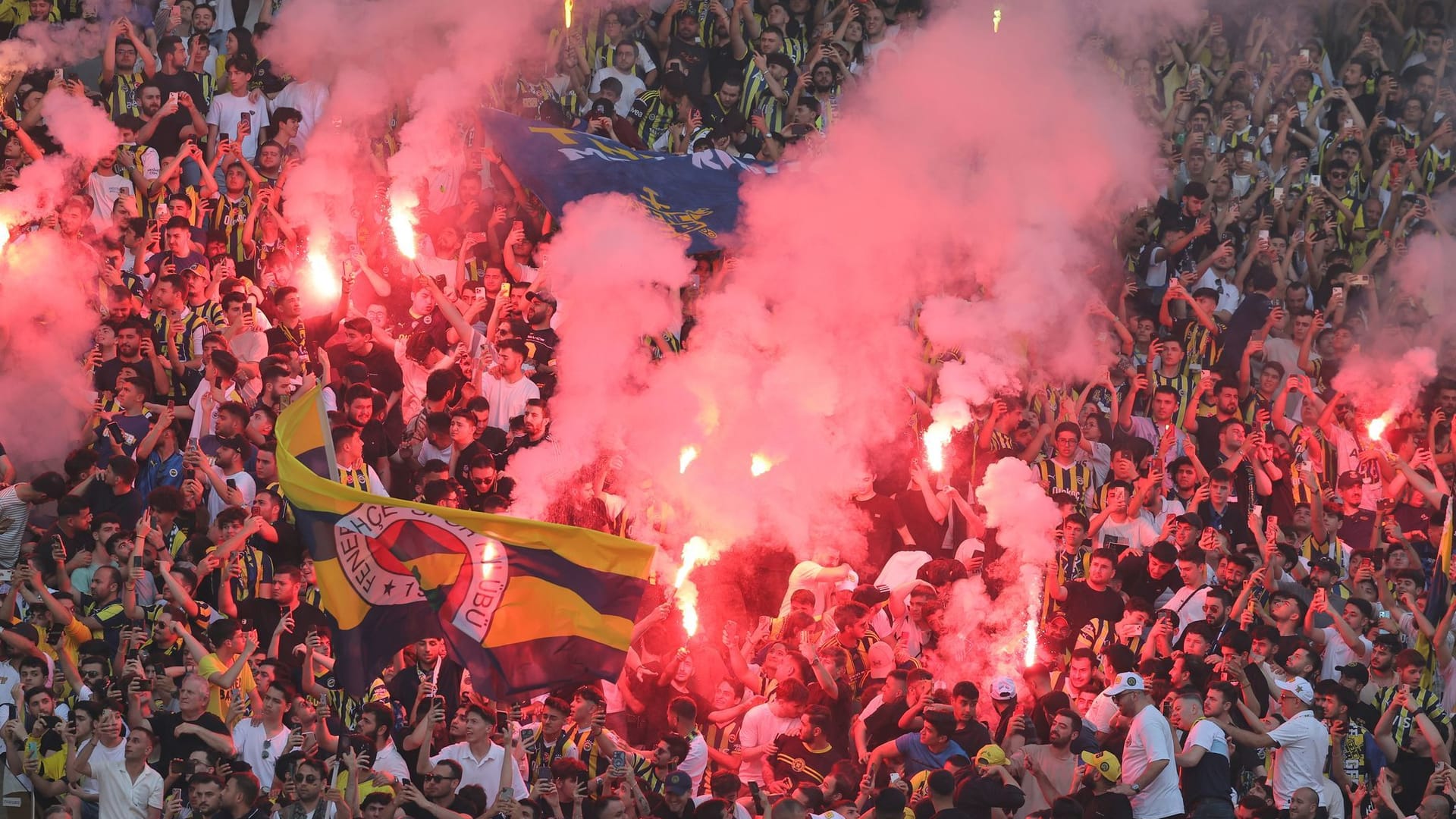 Heißer Empfang für "Mou": Fener-Fans zünden bengalische Feuer.